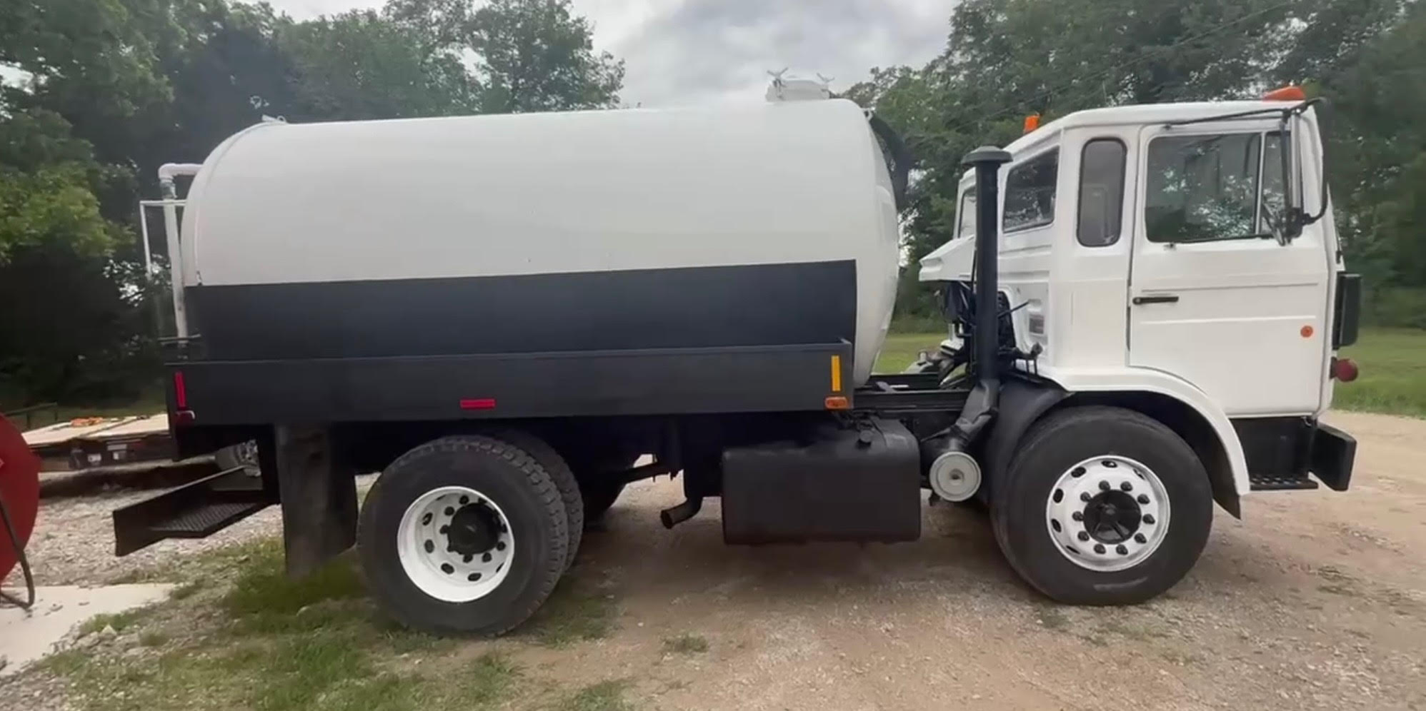 Septic pumping truck